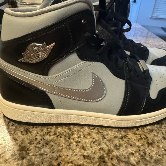 Air Jordan 1 Mid SE- Black/Light Smoke Grey - Picture 4 of 9